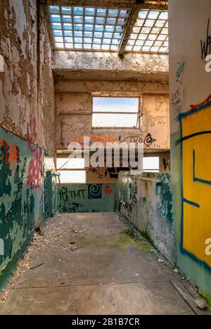 Les bâtiments urbains abandonnés et négligés, avec des graffitis et des fenêtres écrasées, désertés, oubliés, peuvent vaporiser de l'art Banque D'Images