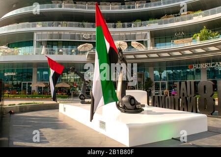 Dubaï / Émirats arabes Unis - 3 décembre 2019 : drapeaux nationaux des Émirats arabes Unis devant le centre commercial de Dubaï. Journée nationale des Émirats arabes Unis. Jour du drapeau. Banque D'Images