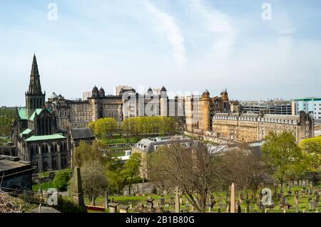 Cathédrale de Glasgow (ou cathédrale St Mungo) et infirmerie royale de Glasgow vue de la colline de la nécropole de Glasgow. Banque D'Images