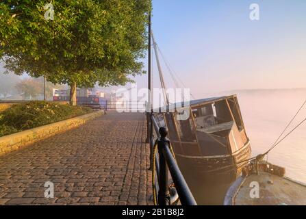 Un matin misté sur les rives de la rivière Torridge, avec des bateaux amarrés sur le quai à Bideford, North Devon, South West, UK Banque D'Images