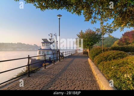 Un matin misté sur les rives de la rivière Torridge, avec des bateaux amarrés sur le quai à Bideford, North Devon, South West, UK Banque D'Images