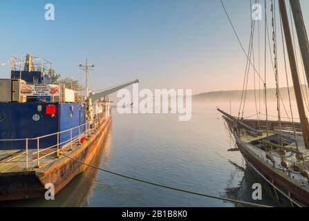 Un matin misté sur les rives de la rivière Torridge, avec des bateaux amarrés sur le quai à Bideford, North Devon, South West, UK Banque D'Images