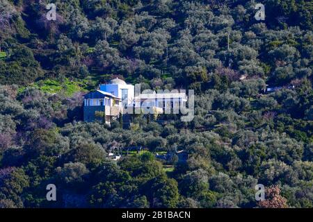 Vue sur de belles maisons et bâtiments modernes avec une vue magnifique sur la mer Égée sur l'île grecque de Sporades, Grèce. Banque D'Images