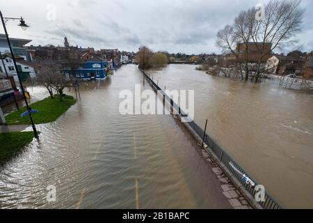 Smithfield Road inondé par la rivière Severn adjacente à Shrewsbury, Shropshire, Angleterre, Royaume-Uni Banque D'Images