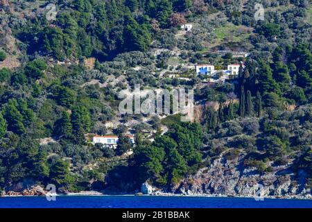 Vue sur de belles maisons et bâtiments modernes avec une vue magnifique sur la mer Égée sur l'île grecque de Sporades, Grèce. Banque D'Images