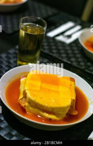 La nourriture portugaise, typiquement de la ville de Porto appelée francesinha sandwich Banque D'Images