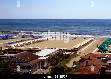 vue aérienne sur la plage de la marina di pietrasanta en toscane, italie - avec parasols Banque D'Images