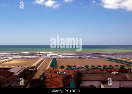 vue aérienne sur la plage de la marina di pietrasanta en toscane, italie - avec parasols Banque D'Images