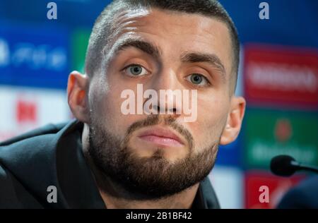 24 février 2020, Grande-Bretagne, Londres: Football: Ligue des Champions, Chelsea FC - FC Bayern Munich, Knockout round, ronde de 16, première étape, conférence de presse de Chelsea au stade Stamford Bridge. Mateo Kovacic de Chelsea est sur le podium. Photo: Sven Hoppe/Dpa Banque D'Images