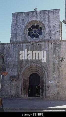 FACHADA ROMANICA DEL SIGLO XII DE LA ANTIGUA IGLESIA DEL MONASTERIO DE SAN PEDRO DE GALLIGANTES CONVERTIDO EN SEDE DEL MUSEO ARQUEOLOGICO DE CATALUÑA. LIEU: MONASTERIO DE SAN PEDRO DE GALLIGANTS. ESPAGNE. Banque D'Images