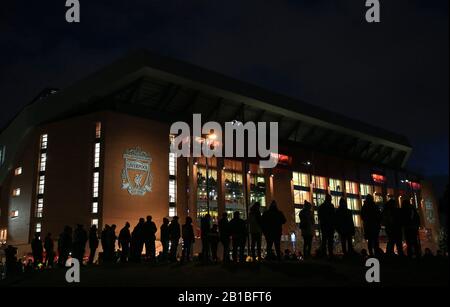 Anfield, Liverpool, Merseyside, Royaume-Uni. 24 février 2020. English Premier League Football, Liverpool contre West Ham United ; les fans de Liverpool à Anfield Road attendent l'arrivée du bus de l'équipe avant le match Credit: Action plus Sports/Alay Live News Banque D'Images