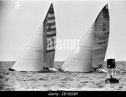 AJAXNETPHOTO. 26 SEPTEMBRE 1980. NEWPORT, RHODE ISLAND, ÉTATS-UNIS. - COUPE DE L'AMÉRIQUE - LIBERTÉ (US-30) SKIPPED PAR DENNIS CONNER DIRIGE L'AUSTRALIE (KA-5) AU DÉBUT. PHOTO:JONATHAN EASTLAND/AJAX REF:80926 4 A. Banque D'Images