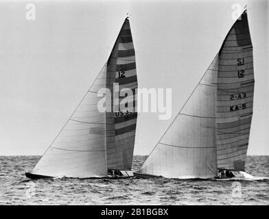 AJAXNETPHOTO. 26 SEPTEMBRE 1980. NEWPORT, RHODE ISLAND, ÉTATS-UNIS. - COUPE DE L'AMÉRIQUE - LIBERTÉ (US-30) SKIPPED PAR DENNIS CONNER DIRIGE L'AUSTRALIE (KA-5) AU DÉBUT. PHOTO:JONATHAN EASTLAND/AJAX REF:80926 5 A. Banque D'Images