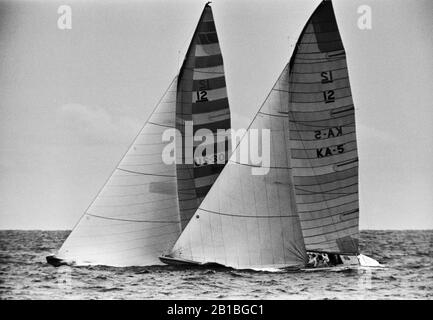 AJAXNETPHOTO. 26 SEPTEMBRE 1980. NEWPORT, RHODE ISLAND, ÉTATS-UNIS. - COUPE DE L'AMÉRIQUE - LIBERTÉ (US-30) SKIPPED PAR DENNIS CONNER DIRIGE L'AUSTRALIE (KA-5) AU DÉBUT. PHOTO:JONATHAN EASTLAND/AJAX REF:80926 9 BIS Banque D'Images