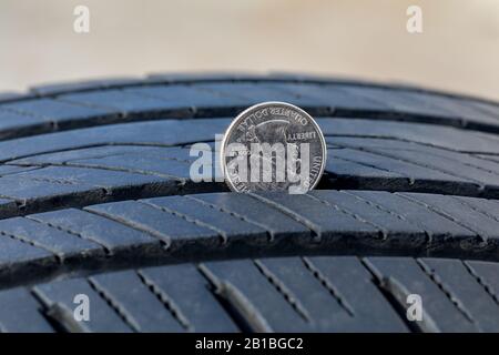Contrôle de la bande de roulement d'un pneu usé avec une jauge de profondeur  Photo Stock - Alamy