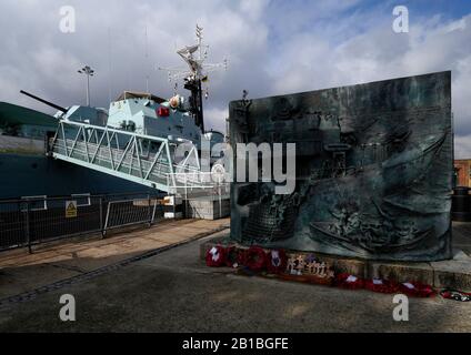 AJAXNETPHOTO. 3 AVRIL 2019. CHATHAM, ANGLETERRE. - CHATHAM HISTORIQUE DOCKYARD - LE MÉMORIAL NATIONAL DESTROYER, UNE SCULPTURE EN BRONZE QUI SE TROUVE AUX CÔTÉS DE DESTROYER HMS CAVALIER PRÉSERVÉ DE CLASSE WW II C AUX 11 000 HOMMES ET 142 DESTROYERS ROYAUX ET ALLIÉS PERDUS ENTRE 1939 ET 1945. LE VERSO DE LA PLAQUE ÉNUMÈRE LES NOMS DES NAVIRES PERDUS; LA CAMÉRA LATÉRALE MONTRE QUE LES MARINS SONT PPLUCHÉS DE LA MER PAR UN DESTROYER.PHOTO:JONATHAN EASTLAND/AJAX REF:GX8 190304 20050 Banque D'Images