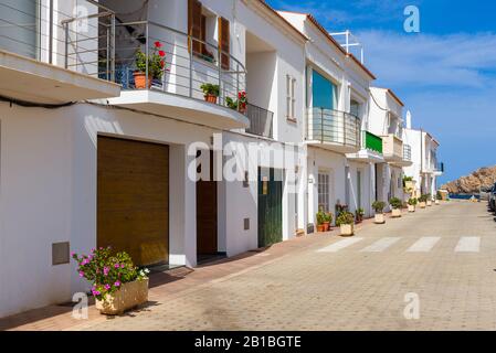 Minorque, Espagne - 12 octobre 2019: Belles maisons blanchies à la chaux à Fornells sur l'île de Minorque Banque D'Images