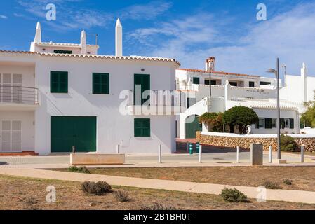 Maisons blanches avec volets verts dans le magnifique village de Fornells au nord de Minorque, Baleares, Espagne Banque D'Images