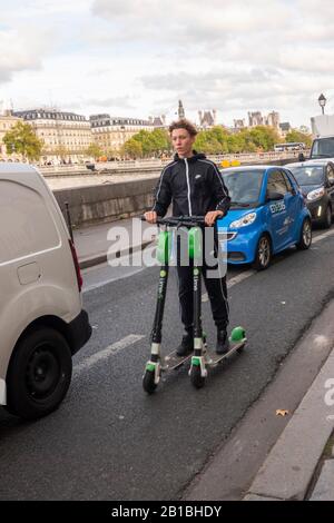 Scooter dans la circulation de Paris France Banque D'Images