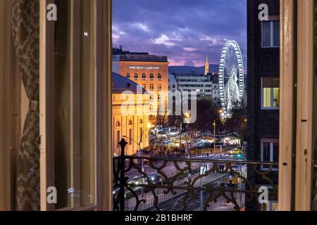 Budapest, Hongrie - 14 décembre 2019: La fenêtre de la place Madach vue sur la rue vers Deák tér après le coucher du soleil avec le marché des expositions de Noël. Banque D'Images