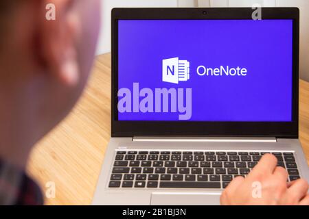 OneNote est utilisé par un homme sur l'ordinateur portable. Logiciel informatique utilisé par le client Microsoft. Le nouveau produit est testé par un spécialiste INFORMATIQUE. San Francisco, Février Banque D'Images