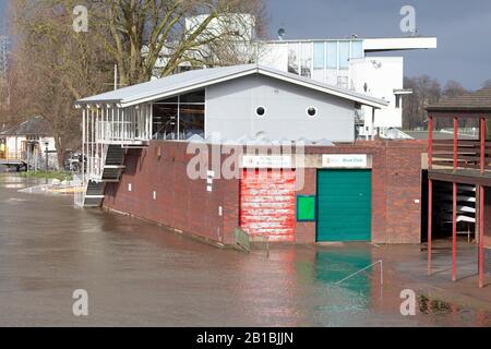 La crue de Worcester River Severn s'est reculée. 23/02/20120 Worcester, Angleterre Royaume-Uni. Les eaux des premières inondations de cette année sont en train de reculer Sun brille sur le club de canoë inondé de Worcester Banque D'Images