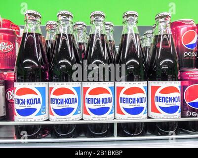 Samara, Russie - 23 février 2020: Pepsi Cola mis en bouteille prêt à la vente sur l'étagère dans la superboutique. Diverses boissons en bouteille et boissons sans alcool Banque D'Images