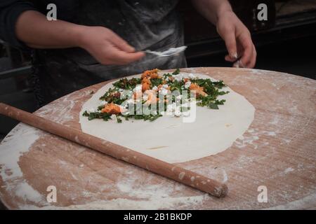 Faire une pizza turque - restauration rapide et populaire dans les rues des pays méditerranéens. Banque D'Images