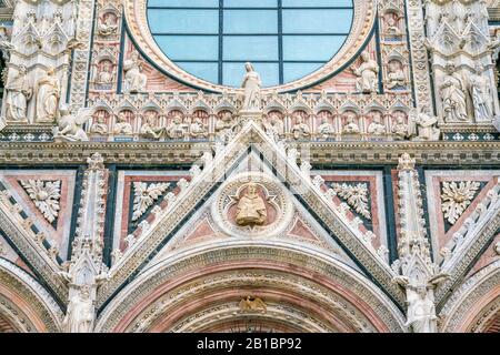 Détail de la façade principale du Duomo de Sienne, Toscane, Italie. Banque D'Images