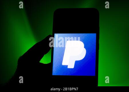 Dans cette photo, un logo PayPal s'affiche sur un smartphone. Banque D'Images