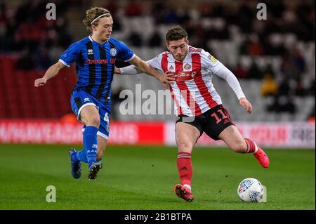 11 février 2020, Stade de lumière, Sunderland, Angleterre; Sky Bet League 1, Sunderland / Rochdale : Lynden Gooch (11) de Sunderland traverse la balle sous pression de Luke Matheson (41) de Rochdale Banque D'Images