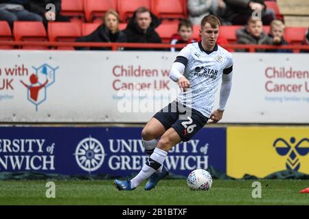 22 février 2020, The Valley, Londres, Angleterre; Sky Bet Championship, Charlton Athletic / Luton Town:James Bree (26) de Luton Town FC avec le ballon Banque D'Images