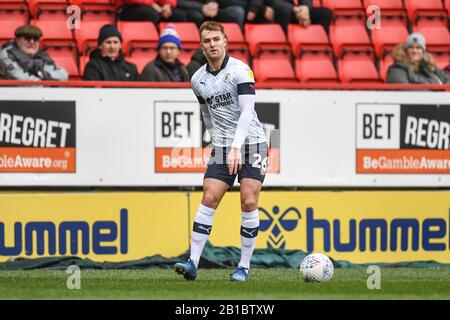 22 février 2020, The Valley, Londres, Angleterre; Sky Bet Championship, Charlton Athletic / Luton Town:James Bree (26) de Luton Town FC avec le ballon Banque D'Images