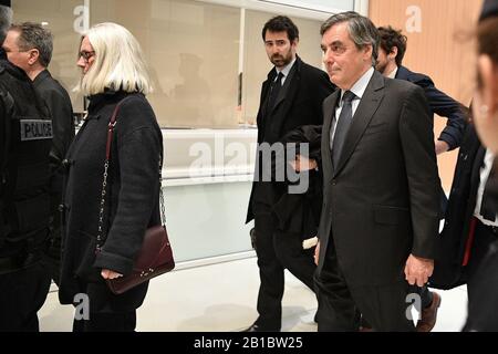 (200224) -- PARIS, le 24 février 2020 (Xinhua) -- François Fillon (R, front) et sa femme Penelope Fillon (L, front) quittent un palais de justice à Paris, France, le 24 février 2020. L'ancien Premier ministre français François Fillon va faire face à un procès sur de fausses allégations d'emploi. (Photo De Jack Chan/Xinhua) Banque D'Images