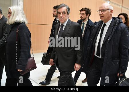 (200224) -- PARIS, le 24 février 2020 (Xinhua) -- François Fillon (C, front) et sa femme Penelope Fillon (L, front) quittent un palais de justice à Paris, France, le 24 février 2020. L'ancien Premier ministre français François Fillon va faire face à un procès sur de fausses allégations d'emploi. (Photo De Jack Chan/Xinhua) Banque D'Images