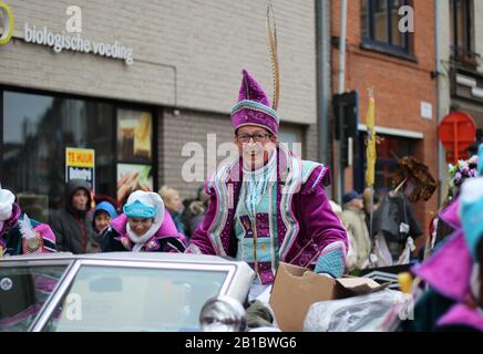 Aalst, BELGIQUE, 23 FÉVRIER 2020: Prince Carnival Yvan de Boitselier dans une voiture à toit ouvert pendant la parade annuelle du carnaval Mardi gras. Banque D'Images