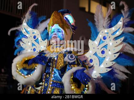 Aalst, BELGIQUE, 23 FÉVRIER 2020: Un participant inconnu au carnaval dans des danses de costume illuminées de bleu vif dans le défilé annuel de Mardi gras. Banque D'Images