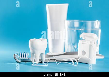 Dent saine blanc, différents outils pour les soins dentaires. Arrière-plan de soins dentaires. Banque D'Images