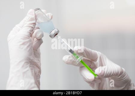 Seringue, injection médicale à la main. Matériel de vaccination avec aiguille. Banque D'Images