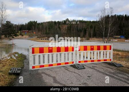 Byroute au large de la Highway 52 fermée en raison de l'inondation de la rivière Perniönjoki en février 2020. Perniö, Salo, Finlande, 23 Février 2020. Banque D'Images