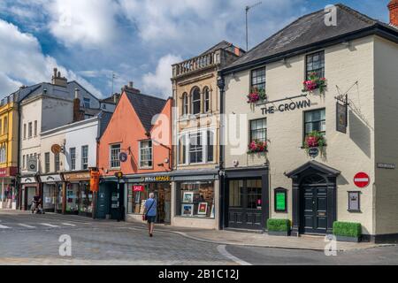 Les clients peuvent profiter du soleil dans la capitale des Cotswolds, Cirtencester, dans le Gloucestershire. Banque D'Images