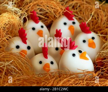nid de poulet marzipan art, poussins dans un nid Banque D'Images