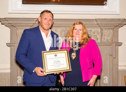 Warrington, Royaume-Uni. 24 février 2020. Ben Westwood reçoit son certificat de citoyen honoraire de la ville de Warrington du maire Wendy Johnson crédit: John Hopkins/Alay Live News Banque D'Images