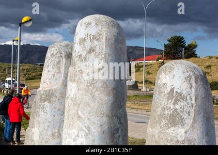 Sculpture Monumento de la Mano sur le front de mer à Puerto Natales, Chili. Banque D'Images