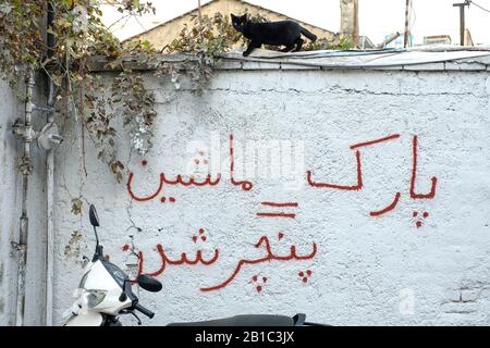 Des avertissements personnels écrits sur les murs dans les villes des pays du Moyen-Orient. Voici un "pas de parking" qui dit Si vous garez ici, vous aurez vos pneus à plat Banque D'Images
