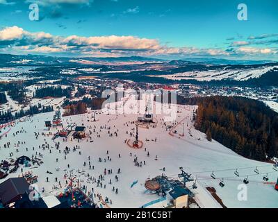 Magnifique vue panoramique sur les pistes de ski avec des remontées mécaniques dans la station de ski de Bialka Tatrzanska Tatra Mountains (Tatras, Tatra) - rang de montagne Banque D'Images