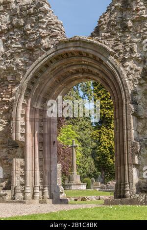 L'arche à l'abbaye de Dryburgh, près de Dryburgh sur les rives de la rivière Tweed aux frontières écossaises et le lieu de repos final de Sir Walter Scott Banque D'Images