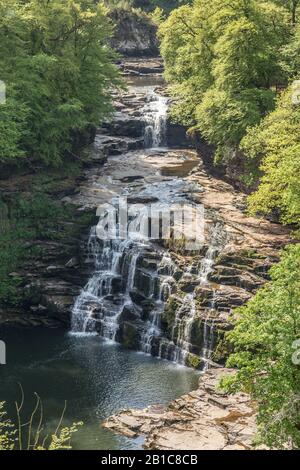 Les chutes Corra Linn font partie des chutes de Clyde près de New Lanark en Écosse, site classé au patrimoine mondial de l'UNESCO et unique village de Mill du XVIIIe siècle Banque D'Images