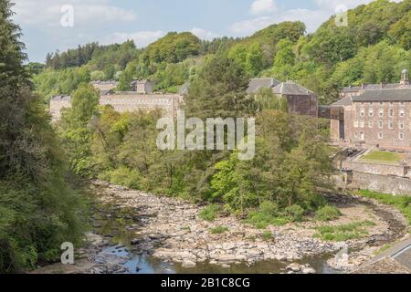 New Lanark, un site classé au patrimoine mondial de l'UNESCO, est un village unique du moulin du XVIIIe siècle construit le long de la rivière Clyde en Écosse Banque D'Images