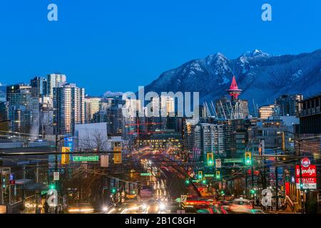 Trajet du matin, l'heure de pointe sur les toits de la ville de Vancouver et les montagnes du North Shore, Vancouver, Colombie-Britannique, Canada. Banque D'Images
